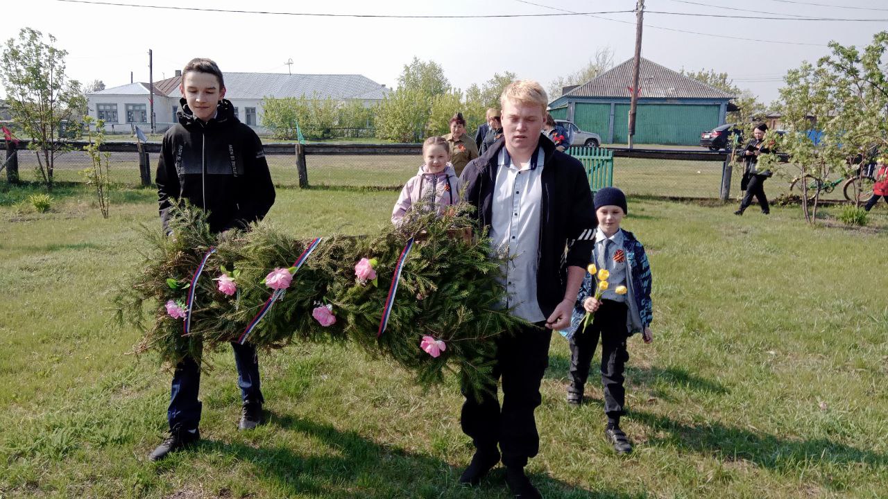 Торжественное возложение цветов.